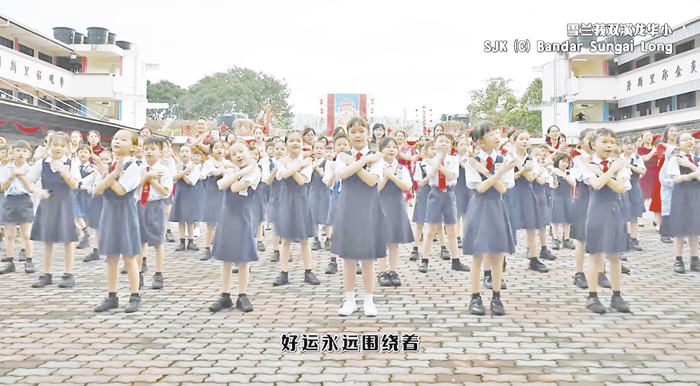 雪蘭莪州與柔佛州的華校學子,一起跳著賀歲歌曲。