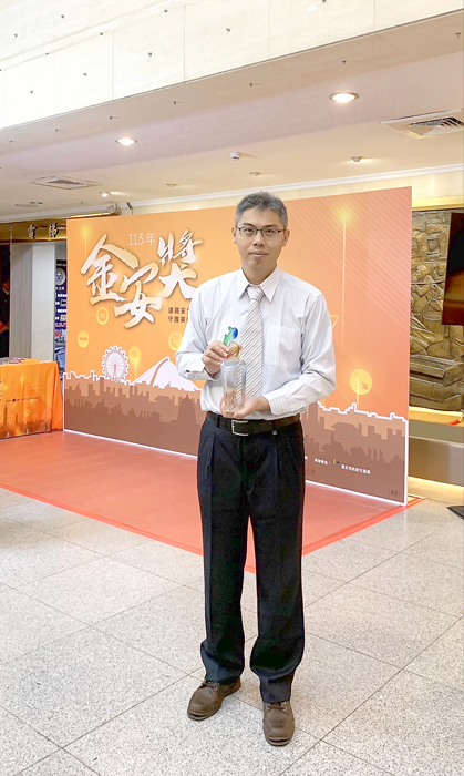 中正國小張千培老師守護孩童通學安全，榮獲全國交通安全最高榮譽的獎項－－金安獎。（中正國小提供）