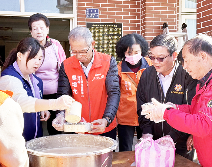 劉信義處長（右二）偕同吳增允執行長（圖中）及洪若珊鄉長（左一）一同製作年糕。（榮服處提供）