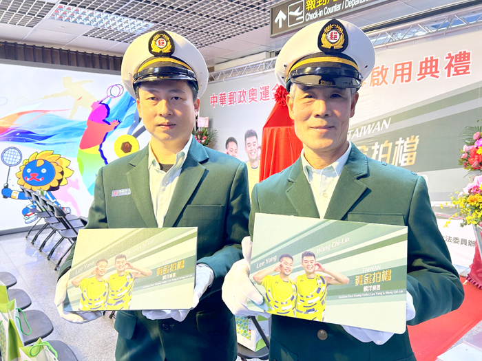 中華郵政配合此次活動特發行「黃金拍檔麟洋郵摺」1款。（許加泰攝）