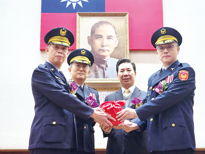 金門縣警察局新任局長黃壬聰(右一)昨日布達履新,由縣長陳福海主持交接儀式。(許峻魁攝)