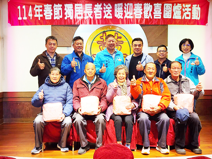 縣府辦長輩年終圍爐,贈老人家紀念品。
(許峻魁攝)