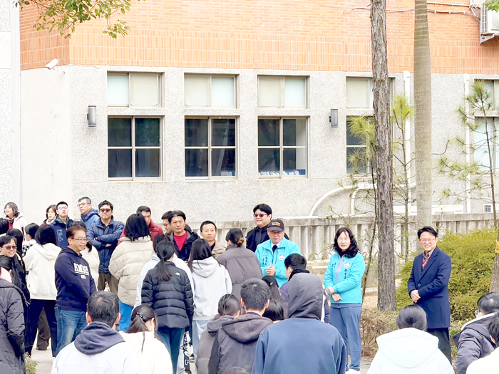 114學年度大學學科能力測驗登場，金門縣政府秘書長呂清福傳達陳福海縣長對考生的祝福。（金大提供）
