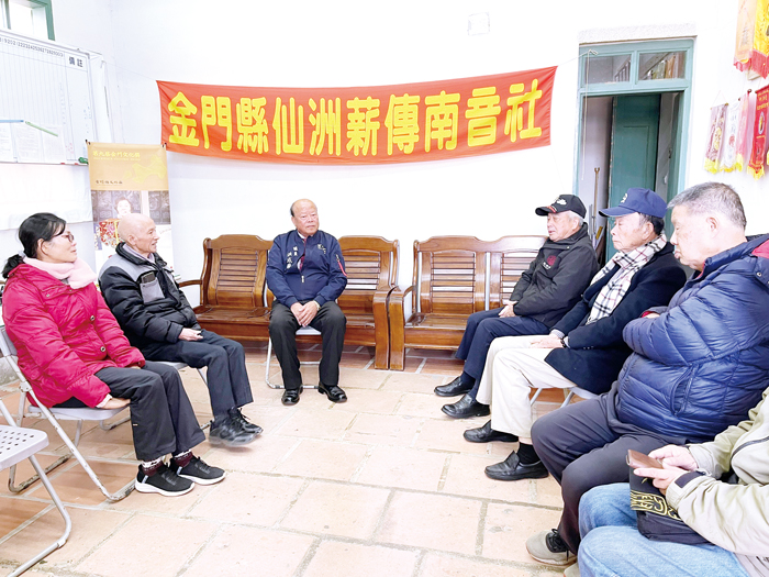 縣議員洪成發各贈送三萬元活動經費給仙洲薪傳南音社和浯江南樂社，表達對南音發展之支持，也提前賀節。（陳麗妤攝）