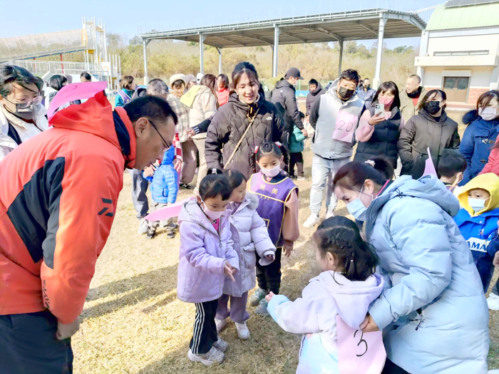 述美國小幼兒園舉辦期末幼兒成果展及趣味挑戰活動，透過應景的「蛇」年主題活動，讓親師生齊聚述美提前過新年。（述美國小提供）