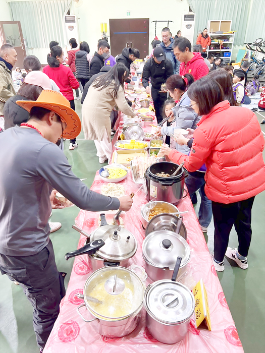 述美國小幼兒園舉辦期末幼兒成果展及趣味挑戰活動，透過應景的「蛇」年主題活動，讓親師生齊聚述美提前過新年。（述美國小提供）