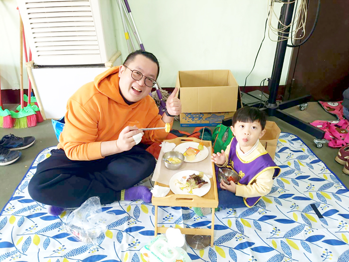 述美國小幼兒園舉辦期末幼兒成果展及趣味挑戰活動，透過應景的「蛇」年主題活動，讓親師生齊聚述美提前過新年。（述美國小提供）