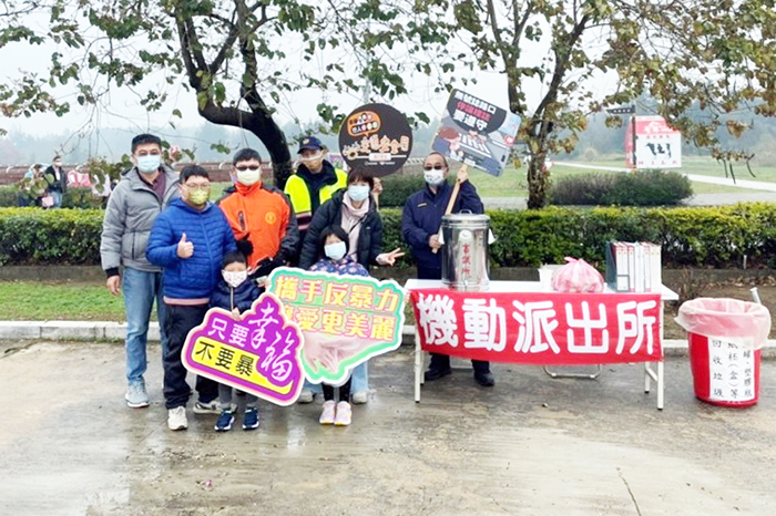 春節期間金門縣警察局加強為民服務工作,並設立「機動派出所」服務鄉親。(縣警局提供)