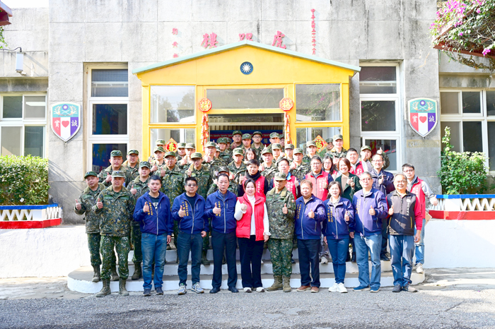 農曆春節前夕，烈嶼鄉長洪若珊率領各界勞軍。
（烈嶼鄉公所提供）