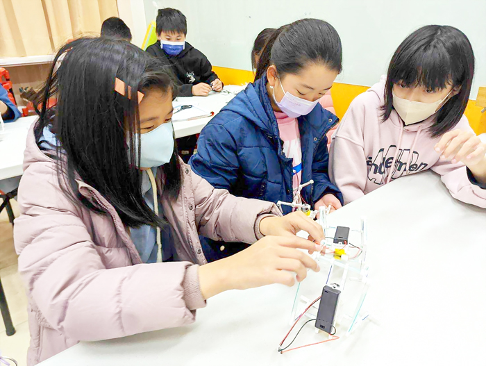 述美國小辦理「科技動手做—電動仿生獸製作課程」活動，學生在校長楊恭墉、教師張淇雅的帶領下，學習製作一隻簡易的電動仿生獸。（述美國小提供）