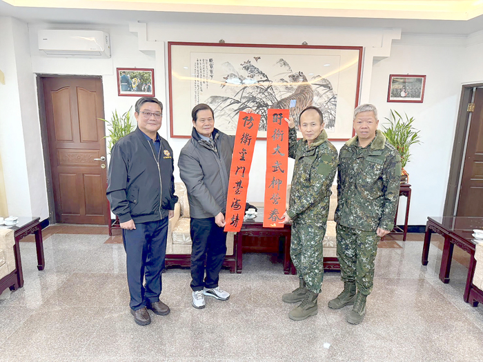 黃先任指揮官、劉信義處長拜會鄭有諒將軍並獲贈春聯墨寶。（榮服處提供）