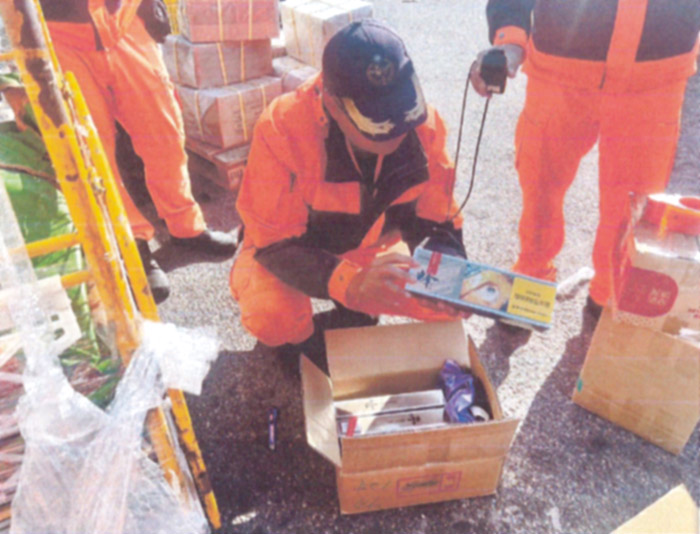 第九岸巡隊與航警金門分駐所查獲運輸非法免稅菸酒。（財政處提供）