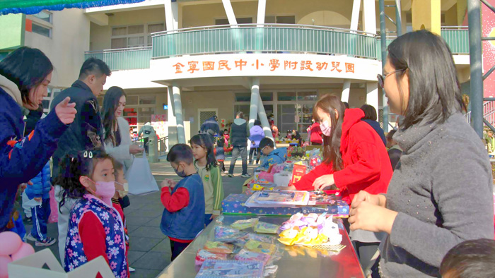 金寧中小學附設幼兒園特別舉辦年貨大街活動。（金寧中小學附設幼兒園提供）