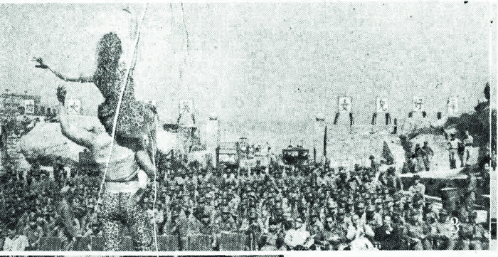 民國58年春節，金門各界春節勞軍團向大膽守軍致敬，清楚呈現台上表演者帶來的節目，台下滿是專注欣賞表演的阿兵哥。（本報資料照片）