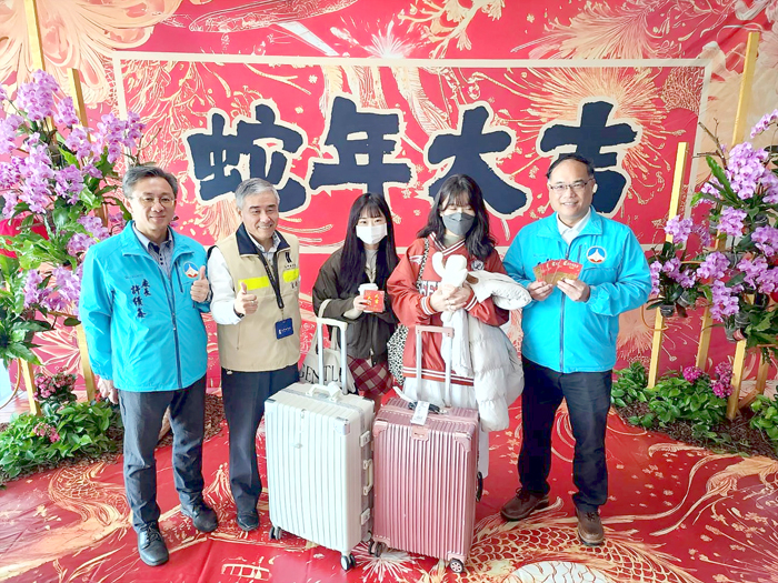 副縣長李文良、觀光處長許績鑫與返鄉的民眾開心合影。(許峻魁攝)