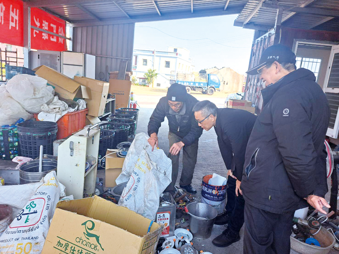 春節前夕,金門地檢署檢察長王柏敦在金門縣榮譽觀護人吳成宗理事長陪同下,前往慰問受保護管束人何先生,致贈春節關懷慰問金,並參觀其環保站。(地檢署提供)