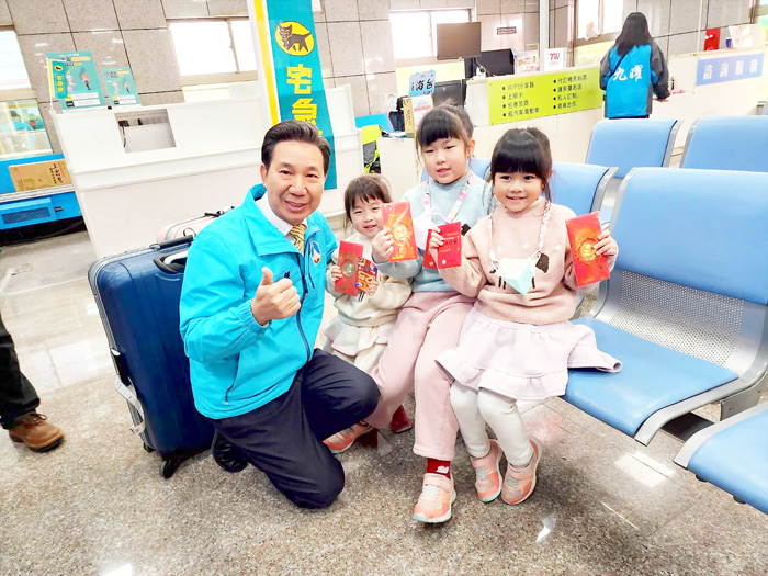 開心與返鄉的鄉親小朋友合影。(許峻魁攝)