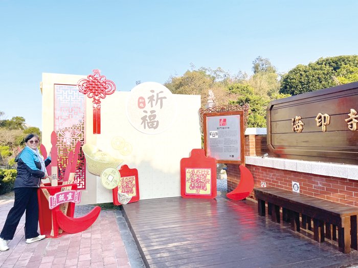 林務所為迎新春,進行重要交通節點佈置,除了應景「蛇」年意象外,各景點也別具巧思並融合金門觀光特色,盼讓鄉親、遊客能感受到濃厚的春節氣息。(陳麗妤攝)