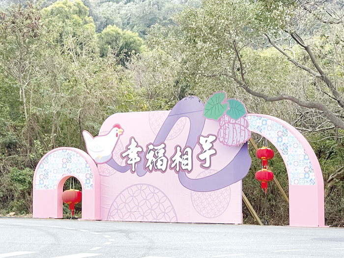 林務所為迎新春,進行重要交通節點佈置,除了應景「蛇」年意象外,各景點也別具巧思並融合金門觀光特色,盼讓鄉親、遊客能感受到濃厚的春節氣息。(陳麗妤攝)