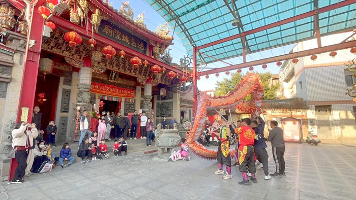 金城鎮公所舞龍舞獅賀新春。(呂肇中攝)