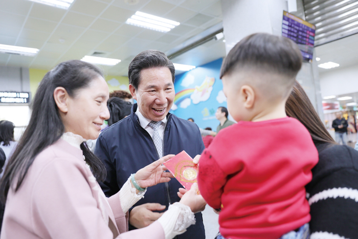 陳福海縣長與縣長夫人許梨羡親臨機場視察疏運情形。(薛子軒攝)
