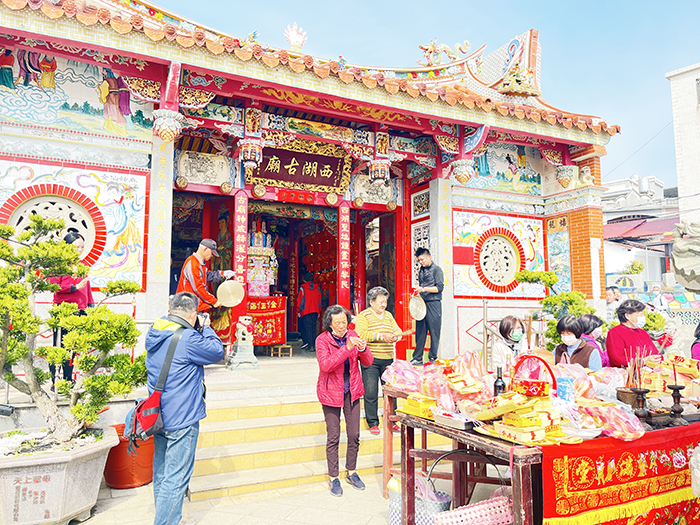 烈嶼各聚落廟宇的農曆春節「刈香」巡安,是烈嶼鄉宗教和民間信仰的一大特色,民眾虔誠祈福。
(本報資料照)