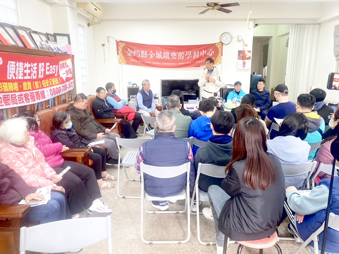 社區長者齊聚一堂，參加唐駟胡遺址探索研習與文化巡禮活動。（呂肇中攝）