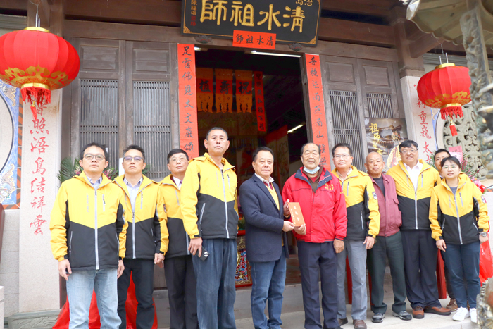 清水祖師聖誕,金城鎮燕南書院、烈嶼鄉青岐清水祖師廟分別舉辦醮慶,議長洪允典、議員石永城、洪鴻斌、議會秘書長吳鎔銘等主管前往參拜。(金門縣議會提供)