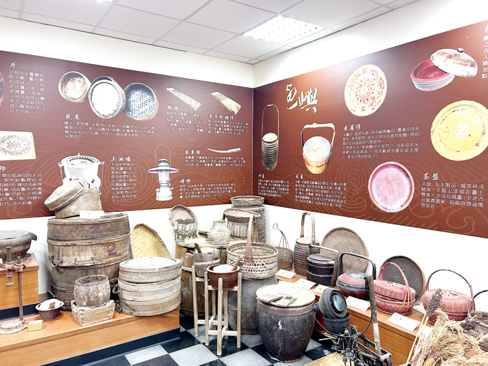 烈嶼鄉文化館典藏文化史料和文物，鄉長洪若珊歡迎鄉親一起來走春打卡，體驗先民過往的生活點滴。（許加泰攝）