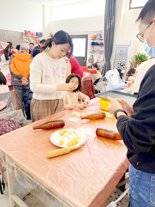 「農遊金門」特色遊程在何厝社區展開，內容豐富有趣，讓大家在體驗中收穫豐富的知識。（何厝社區提供）