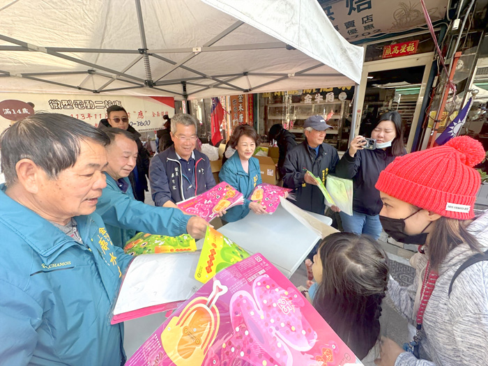 金沙鎮長吳有家與代表會主席周水土向民眾發放「蛇拿九穩」限定燈籠。（李映蓉攝）