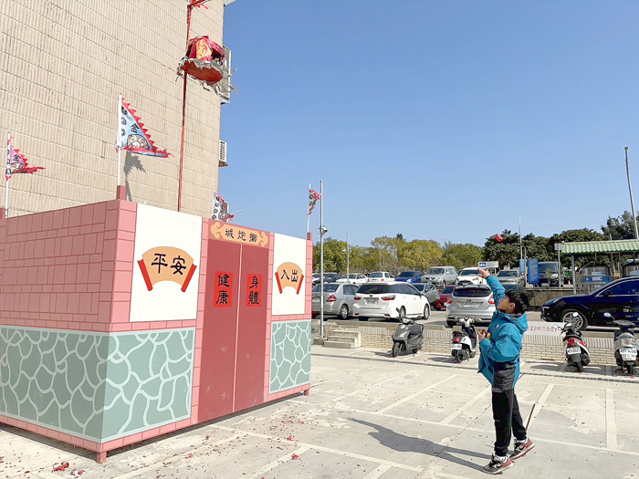 民眾體驗擲炮城。（金湖鎮公所提供）