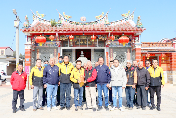 議會團隊赴下湖關聖帝廟上香。（議會提供）