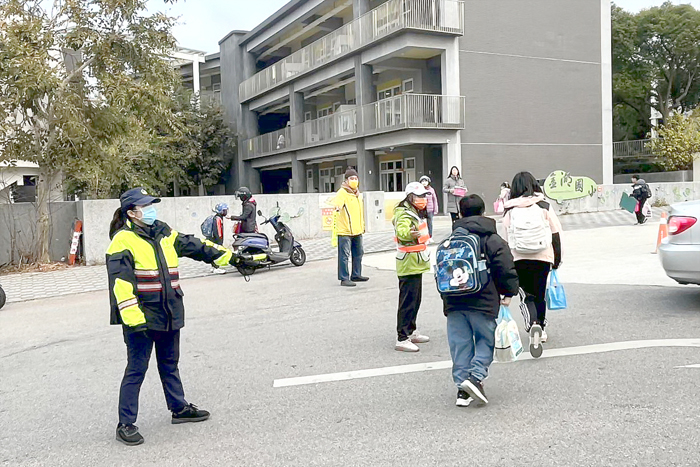 開學首日，縣警察局金城及金湖分局為守護學童上下學安全配合轄區各級學校啟動「護童專案」勤務，與各校導師、導護媽媽等志工共同執行交通疏導維護學童安全。（縣警局提供）