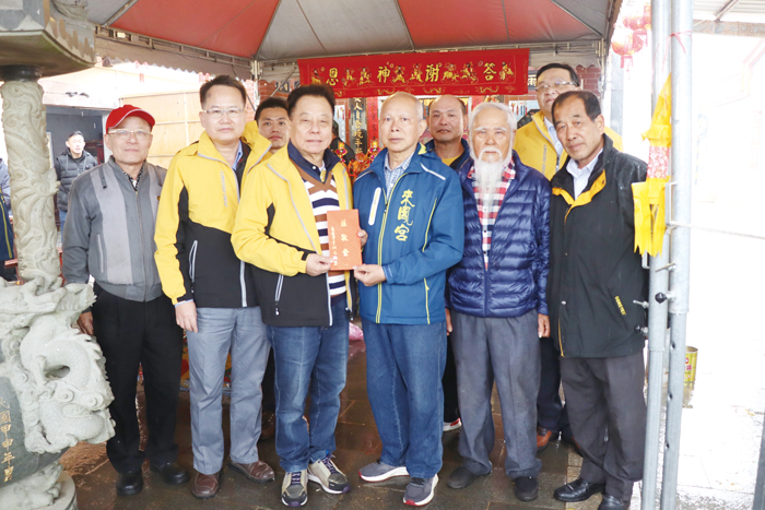 議長洪允典在後豐港來鳳宮上香。（議會提供）