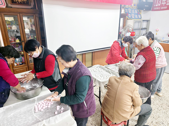 盤山村社區志工與鄉親一同製作湯圓。
(盤山村社區發展協會提供)
