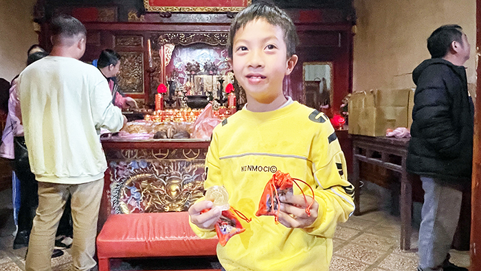 添緣將錢母帶，祈求財運。（管委會提供）