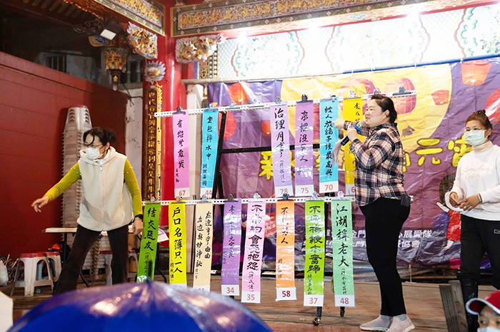 金門家扶中心攜手金城鎮北門里慶元宵，親子猜燈謎做公益。（金門家扶中心提供）