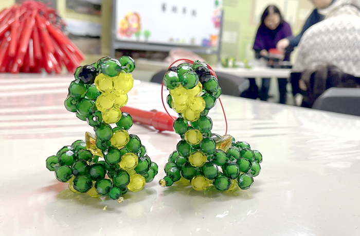 金沙樂齡辦理「藝術串珠」，學員動手完成蛇年生肖串珠。
（陳麗妤攝）