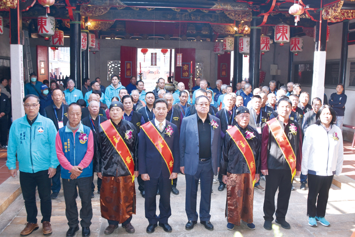 金門縣潁川堂陳氏宗親會昨日舉行春季祭祖,縣長陳福海、立委陳玉珍等人到場參加,展現陳氏宗親團結一致,追本溯源之精神。(莊煥寧攝)