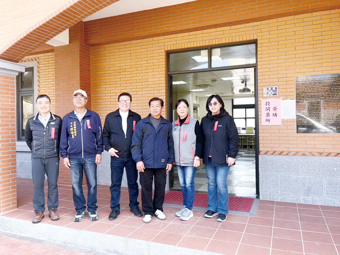 農會選任人員選舉,縣府農林科科長李姿維、農會理事長許玉昭、常務監事蔡水游等人巡視投票所。(縣農會提供)