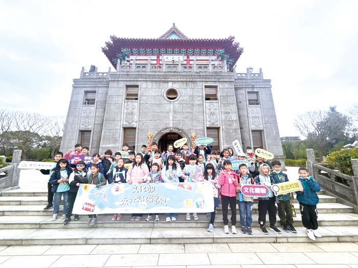 湖埔國小與開瑄國小師生前往金門重要文化與歷史據點進行校外教學。（翻攝臉書藝起金門）