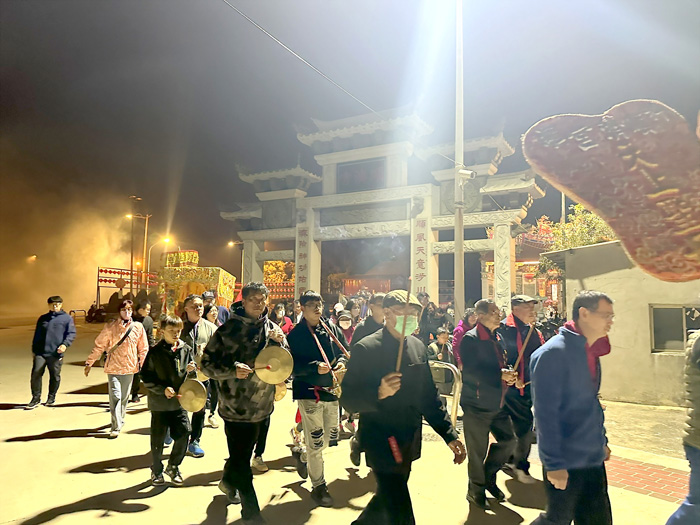 信眾扶老攜幼迎媽祖，大批民眾虔誠參與，祈求新年平安順遂。（李映蓉攝）