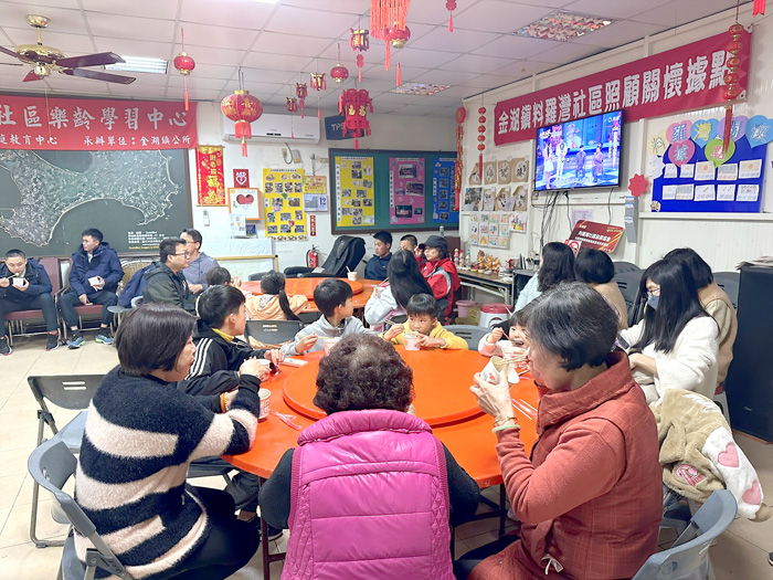 活動現場供應熱騰騰的湯圓，象徵團圓美滿，信眾共享溫馨時刻。（李映蓉攝）