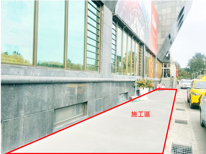 水頭商港旅客服務中心標線施工作業，施工範圍包括南大門、西側門人行道及A區停車場。（港務處提供）