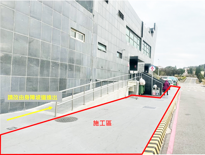 水頭商港旅客服務中心標線施工作業，施工範圍包括南大門、西側門人行道及A區停車場。（港務處提供）