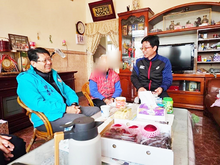 金門縣政府財政處代理處長關嘉荣率同仁等,代表縣長陳福海前往獨居長者林阿嬤家探訪及關懷。(財政處提供)