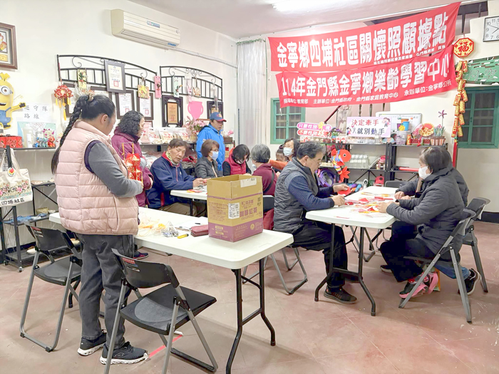 四埔社區居民用紅包袋製作燈籠。（四埔社區發展協會提供）