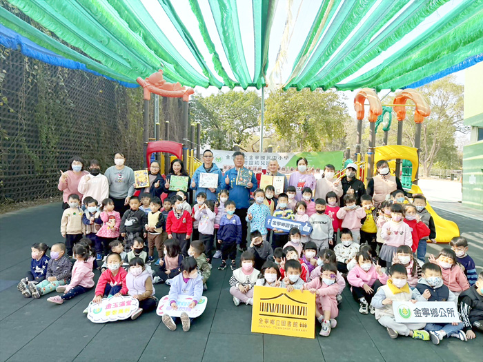 寧中小附幼兒童與金寧鄉鄉長楊忠俊大合照。（呂肇中攝）