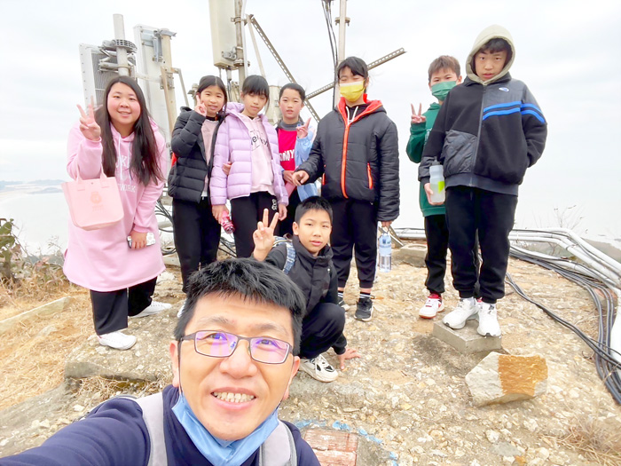 述美國小辦理友善校園週活動，學子分年級完成健走登山任務，導師也配合進行鄉土教育，活動中也結合交通、反毒、防詐等安全宣導，希望學子在校能平平安安快樂學習成長。（述美國小提供）